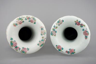Une paire de vases de grande taille en porcelaine de Chine famille rose, 19&egrave;me