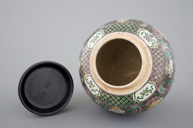 Un pot &agrave; gingembre en emaille sur biscuit, famille verte, Kangxi, ca. 1700
