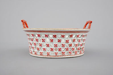 Un panier ajour sur son pr&eacute;sentoir, porcelaine de Chine famille rose, Qianlong, 18&egrave;me