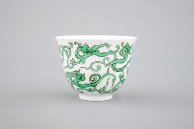 Une tasse &agrave; vin en porcelaine de Chine au dragon, 19/20&egrave;me