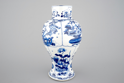 Un grand vase balustre en porcelaine de Chine, Kangxi, ca. 1700