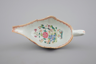 A fine Chinese famille rose export porcelain sauceboat, Qianlong, 18th C