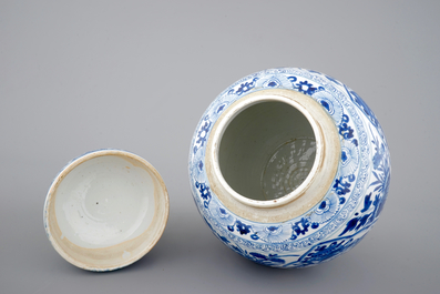 Un pot &agrave; gingembre en porcelaine de Chine bleu et blanc, ca. 1700