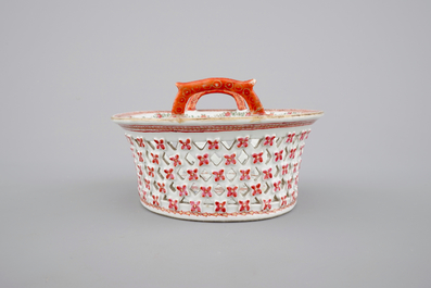Un panier ajour sur son pr&eacute;sentoir, porcelaine de Chine famille rose, Qianlong, 18&egrave;me