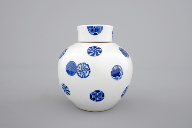 Un pot globulaire et son couvercle en porcelaine de Chine bleu et blanc, d&eacute;but 19&egrave;me