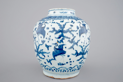 Een blauw-witte Chinese vaas met "Honderd kraanvogels" motief, Ming Dynastie