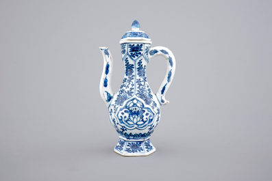 Une verseuse en porcelaine de Chine bleu et blanc pour le march&eacute; islamique, Kangxi, ca. 1700