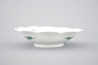 Een Japans Kakiemon porseleinen gelobd bord, 17/18e eeuw