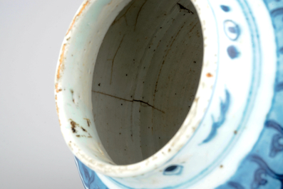 Een blauw-witte Chinese vaas met "Honderd kraanvogels" motief, Ming Dynastie