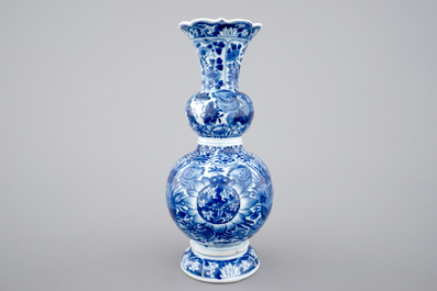 Un vase double gourde en porcelaine de Chine, d&eacute;cor aux papillons, Kangxi, ca. 1700