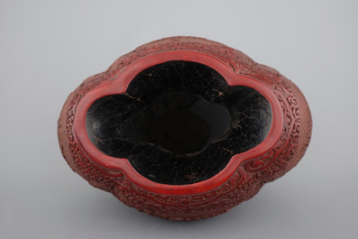 Un grand vase en lacque de Chine, marque dor&eacute; de Qianlong, 18&egrave;me