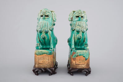 Deux mod&egrave;les chinois de chiens de foo en turquoise monochrome, 17/18&egrave;me
