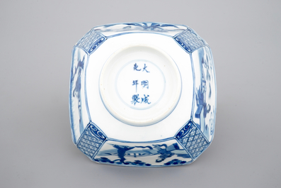 Un bol quadrangulaire en porcelaine de Chine, Kangxi, ca. 1700