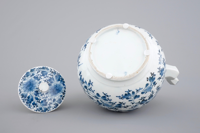 Un pot &agrave; sak&eacute; en porcelaine bleu et blanc d'Arita, Japon, 17/18&egrave;me