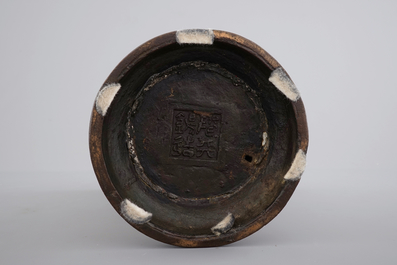 Un vase chinois en bronze partiellement dor&eacute; de forme gu, 17/18&egrave;me