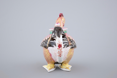 Un pot &agrave; vin en forme de coq en porcelaine de Chine pour l'export, 18&egrave;me