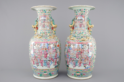 Une paire de vases de grande taille en porcelaine de Chine famille rose, 19&egrave;me