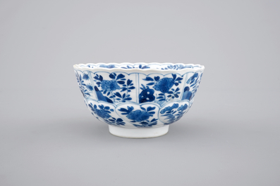 Un bol en porcelaine de Chine au d&eacute;cor floral, Kangxi, ca. 1700