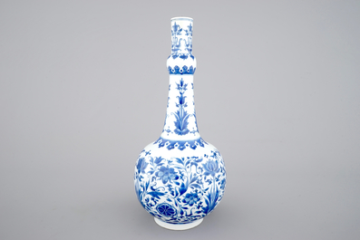 Un vase bouteille en porcelaine de Chine bleu et blanc au d&eacute;cor floral, &eacute;poque Transition, 17&egrave;me