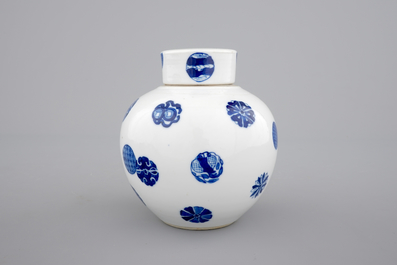 Un pot globulaire et son couvercle en porcelaine de Chine bleu et blanc, d&eacute;but 19&egrave;me