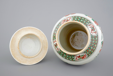 Un vase en porcelaine de Chine wucai, 19/20&egrave;me