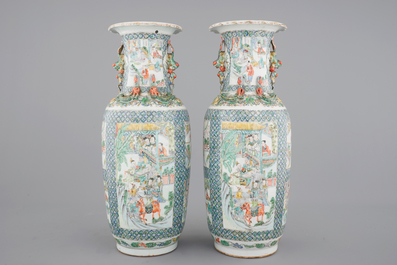 Une paire de vases en porcelaine de Chine famille verte de Canton, 19&egrave;me
