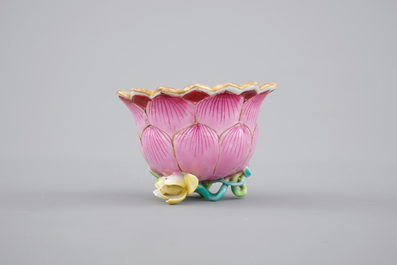 Une tasse et soucoupe en porcelaine de Chine famille rose de forme lotus, &eacute;poque Yongzheng, 1722-1735