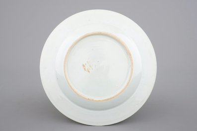 Une assiette armoiri&eacute; en porcelaine de Chine grisaille et dor&eacute; pour l'export, 18&egrave;me