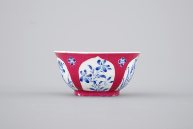 Une tasse et soucoupe en porcelaine de Chine famille rose rubis et bleu rehaut, Yongzheng, 1722-1735