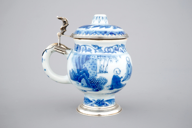 Een blauw-witte Chinees porseleinen mosterdpot met zilveren montuur, Transitie-periode, 17e eeuw