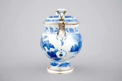 Een blauw-witte Chinees porseleinen mosterdpot met zilveren montuur, Transitie-periode, 17e eeuw