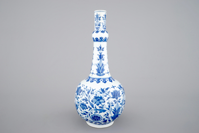 Un vase bouteille en porcelaine de Chine bleu et blanc au d&eacute;cor floral, &eacute;poque Transition, 17&egrave;me