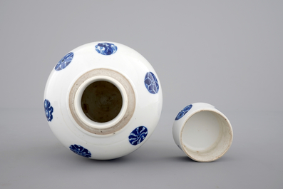 Un pot globulaire et son couvercle en porcelaine de Chine bleu et blanc, d&eacute;but 19&egrave;me