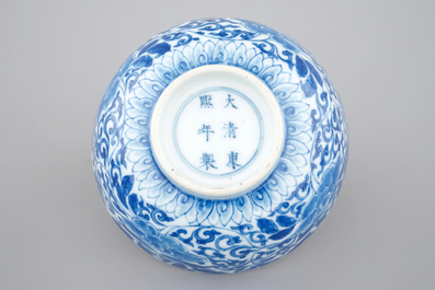 Un bol en porcelaine de Chine bleu et blanc au d&eacute;cor floral, 19/20&egrave;me