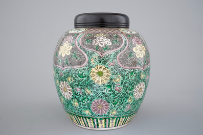 Un pot &agrave; gingembre en emaille sur biscuit, famille verte, Kangxi, ca. 1700