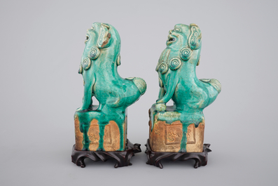Deux mod&egrave;les chinois de chiens de foo en turquoise monochrome, 17/18&egrave;me