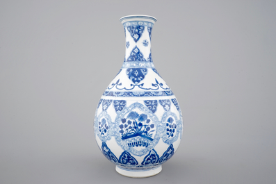 Un vase en forme de poire en porcelaine de Chine bleu et blanc, Kangxi, ca. 1700