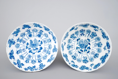 Une paire de bols en porcelaine de Chine bleu aux d&eacute;cors florales, Kangxi, ca. 1700