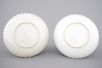 Een paar Chinees porseleinen gelobde borden in Kakiemon-stijl, Kangxi, 1ste kwart 18e eeuw