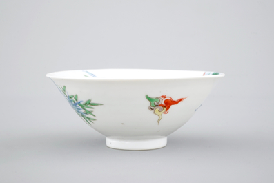 Een Chinees porseleinen doucai kom met een phoenix, 19e eeuw