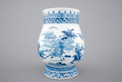 Un vase en porcelaine de Chine bleu et blanc aux guerriers, 19&egrave;me