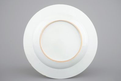 Une assiette en porcelaine de Chine pour l'export au d&eacute;cor d'un port, 18&egrave;me