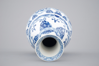 Un vase en forme de poire en porcelaine de Chine bleu et blanc, Kangxi, ca. 1700