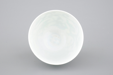 Une tasse &agrave; vin en porcelaine de Chine au dragon, 19/20&egrave;me