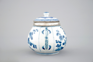 Une th&eacute;i&egrave;re en porcelaine de Chine avec une monture en argent, &eacute;poque Kangxi, ca. 1700