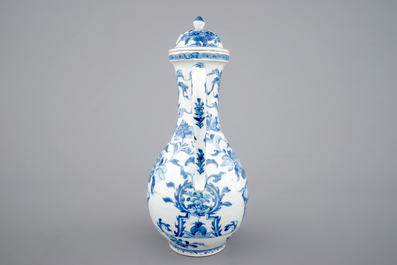 Une grande verseuse et son couvercle en porcelaine de Chine bleu et blanc, Kangxi, ca. 1700