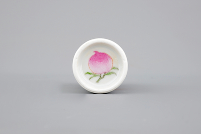 A Chinese porcelain snuff bottle with bats along a vase, 19th C.