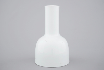 A Chinese white monochrome Dehua blanc de Chine mallet-shaped vase, Kangxi mark, 18/19th C.