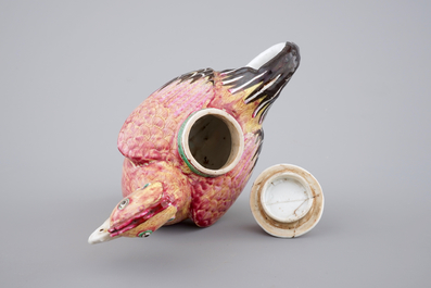 Un pot &agrave; vin en forme de coq en porcelaine de Chine pour l'export, 18&egrave;me