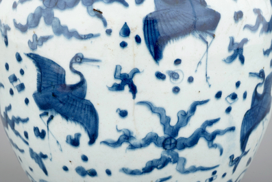 Een blauw-witte Chinese vaas met "Honderd kraanvogels" motief, Ming Dynastie